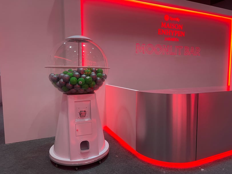 Mesin Gashapon Jumbo di Event Spotify ENHYPEN
