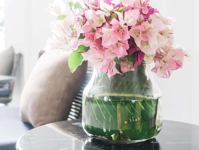 hydrangea table decor on the coffee table