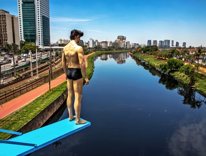 TRAMPOLIM-obra composta por personagens realistas posicionados na ponta de pranchas, artista Eduardo
