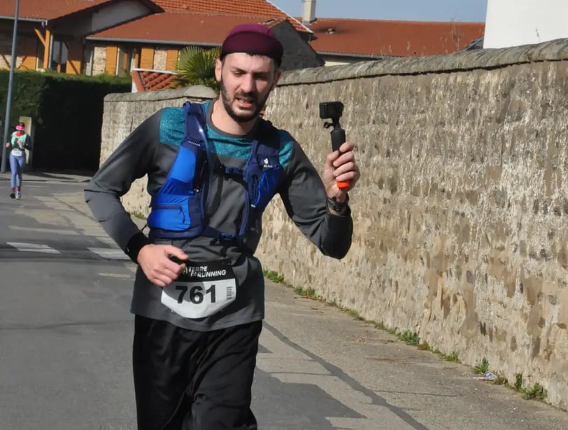 trail runner, camera d'action, mur, maison