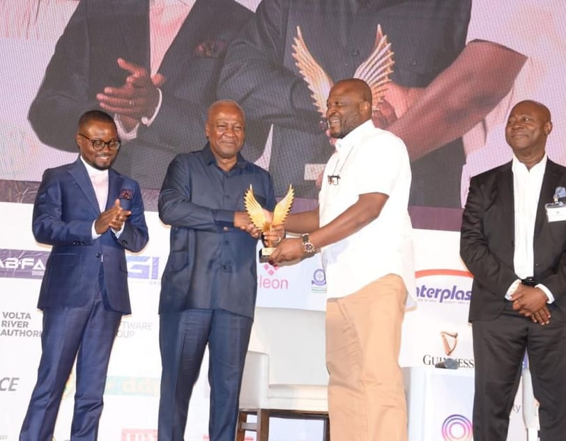 Ibrahim Mahama together with John Mahama together with some dignitaries receiving an award.