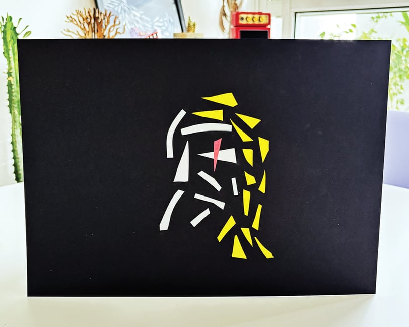 arte contemporânea feita de fitas isolante e washi, formando um homem de cabelo amarelo e olho vermelho sobre fundo preto.