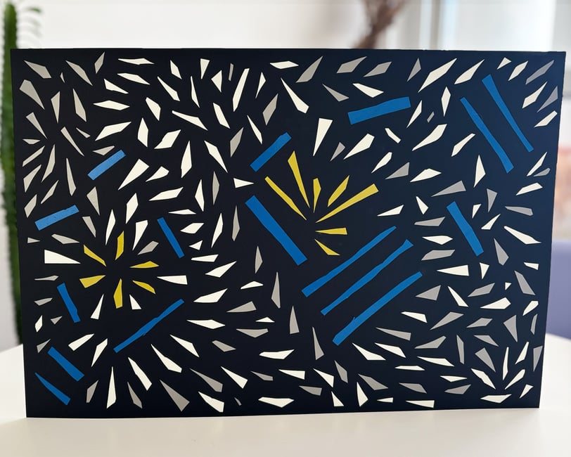 arte contemporânea de fitas isolante azul, prata, branca e amarela sobre papel preto.