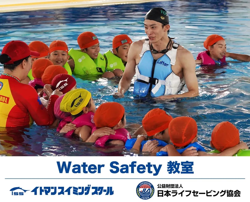 イトマンスイミングスクール堺校で行われたウォーターセーフティ教室で入江陵介さんと子どもたちが水中体験をしている様子