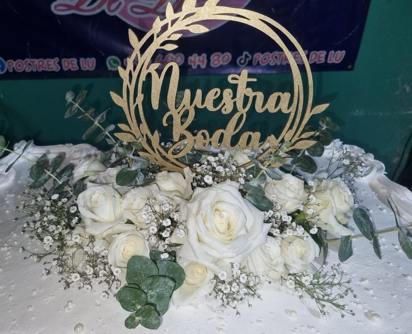 Caketopper color Oro sobre pastel de boda con rosas blancas