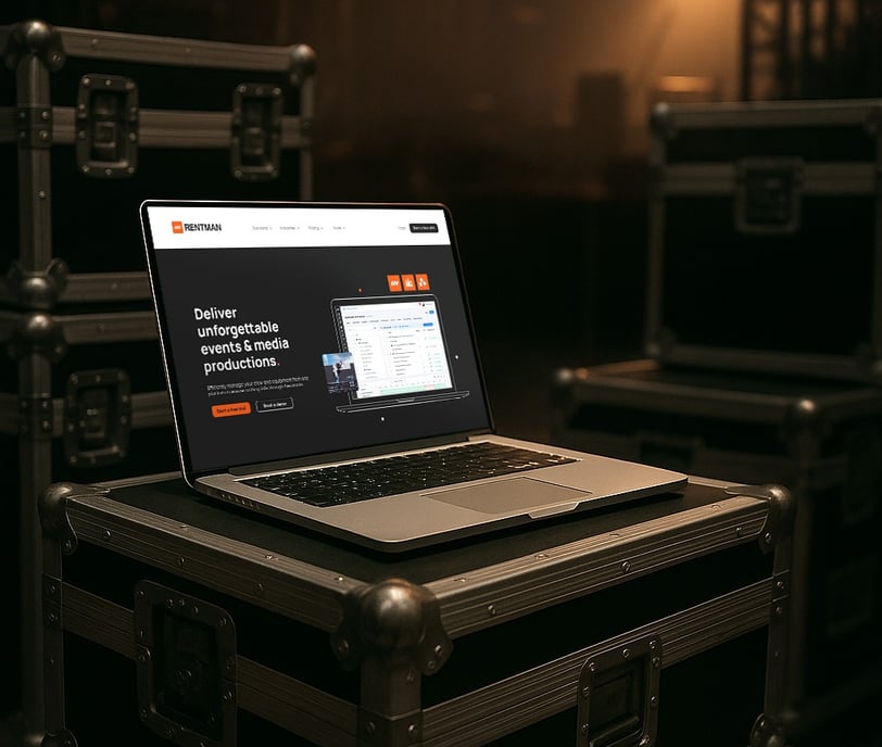 Ordenador portátil mostrando la propuesta de web de Rentman en un ambiente de backstage