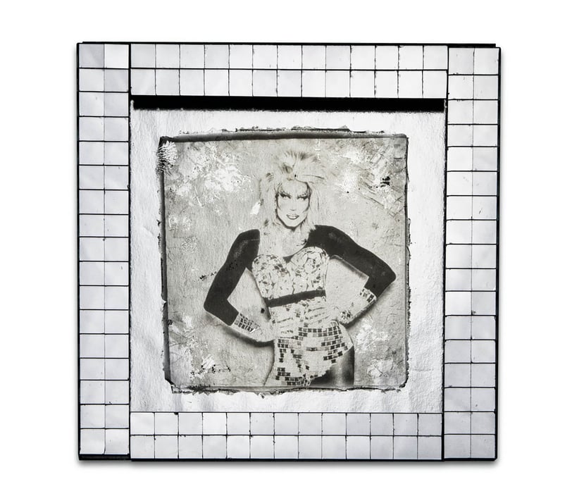 Obra da Betina Polaroid, artista multifacetada, une o universo da fotografia com a performance drag