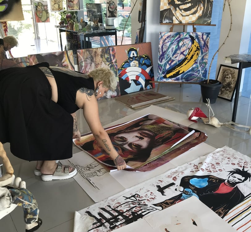 Vista do ateliê de Amanda Amorim com várias obras que celebram a herança indígena.