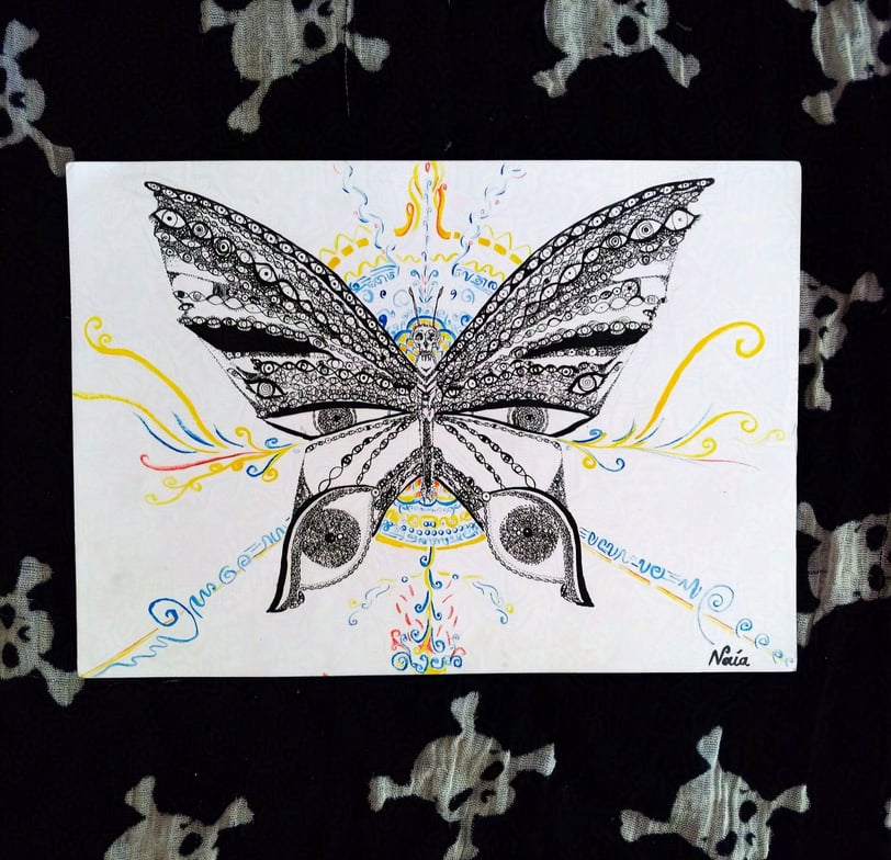 dessin au feutre fin très détaillé d'un papillon avec une tête de mort et des milliers d'yeux sur les ailes