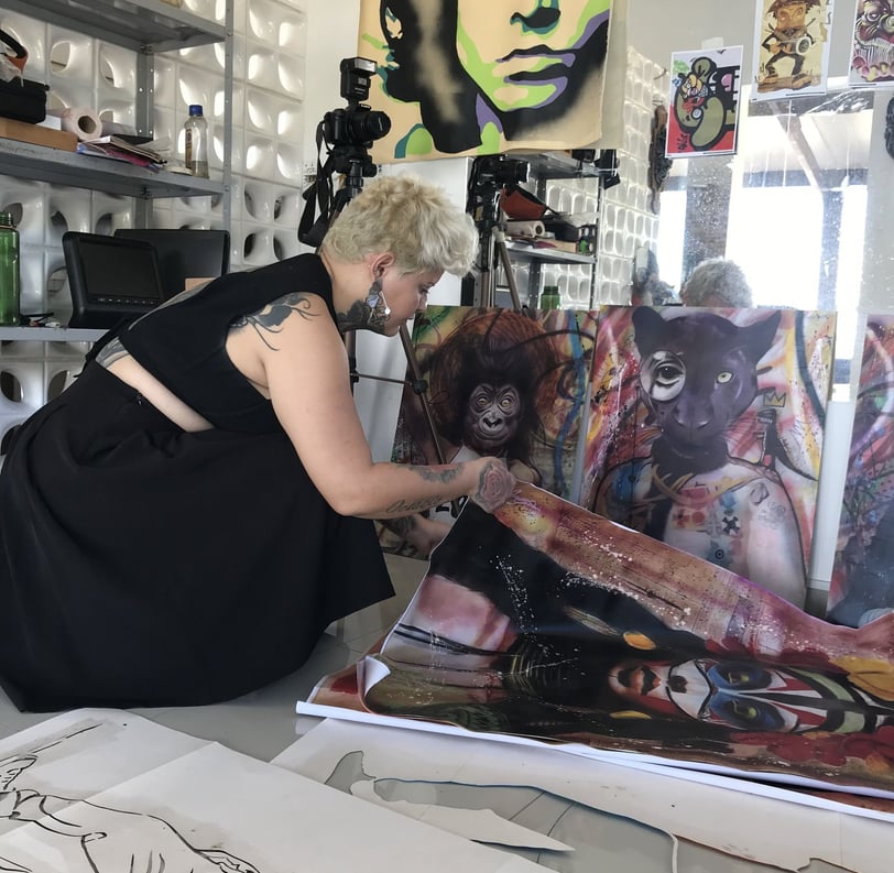 Amanda Amorim segura uma de suas peças de arte indígena, pronta para a exposição.