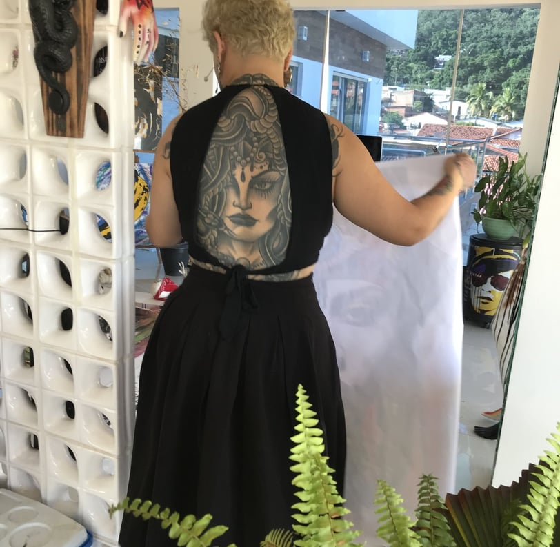 Ateliê de Amanda Amorim com obras em progresso refletindo influências culturais indígenas.