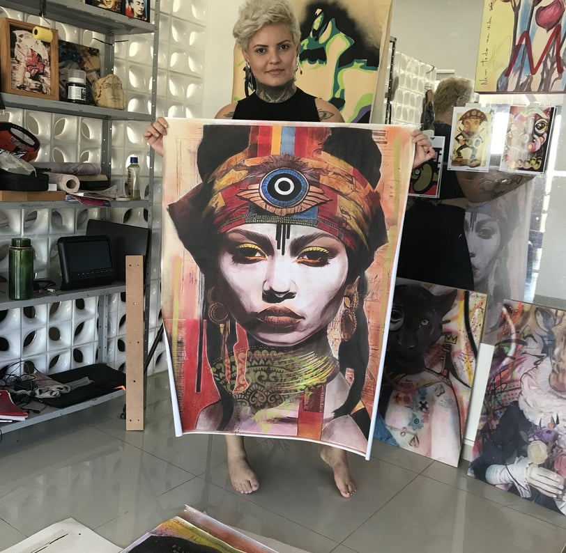 Amanda Amorim trabalha em sua oficina em uma vibrante pintura inspirada na cultura indígena.