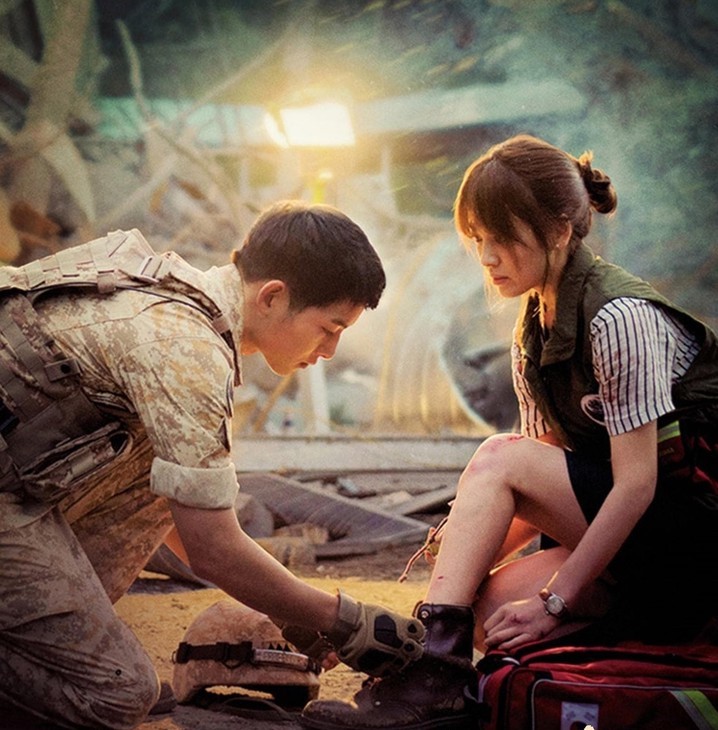 a man and woman in military uniform, with a backpack. Descendants of the Sun (Descendentes do Sol)