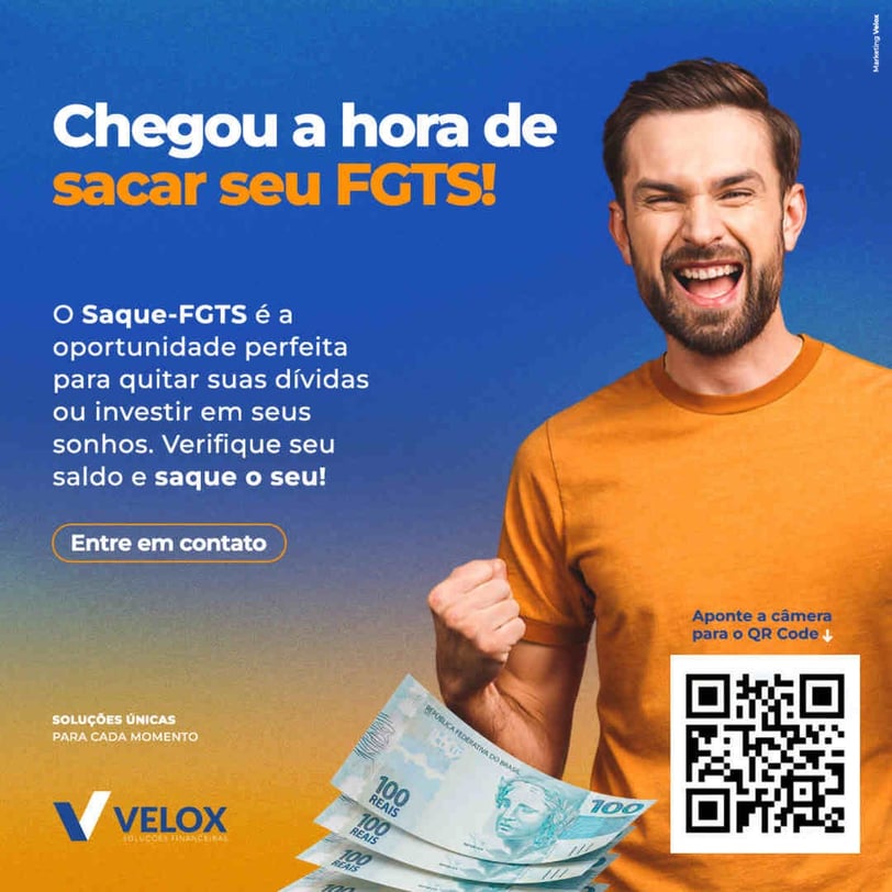 Homem de camiseta laranjada feliz após sacar o Fgts pelo Autoatendimento da Velox Financeira Palhoça