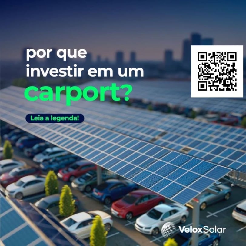 Carport com estacionamento equipado com placas solares, proporcionando sombra para os veículos