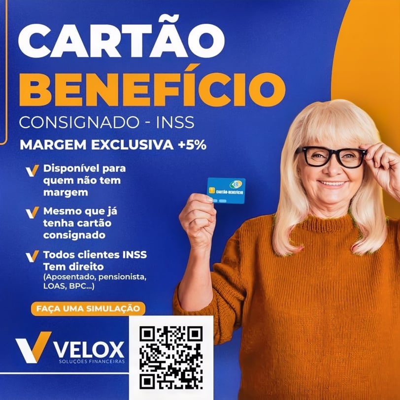 Aposentada mostrando o seu Cartão Benefício. Disponível para Aposentados e Funcionários Públicos