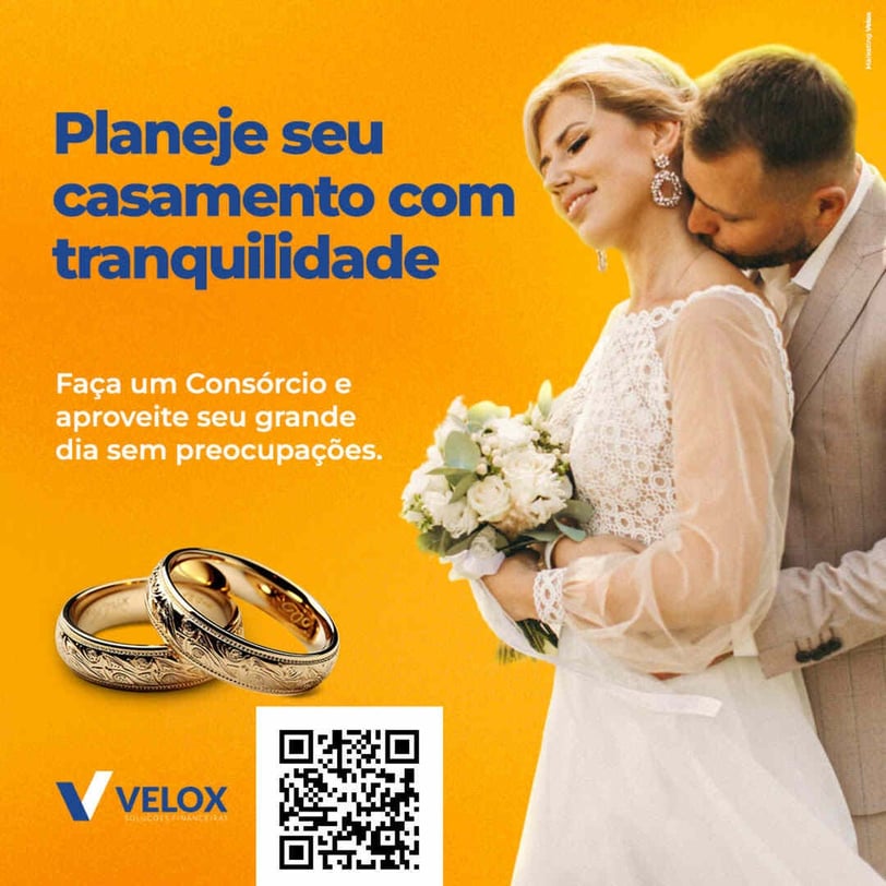 Casal de noivos abraçados e felizes por realizar o sonho do casamento com o consórcio de casamentos