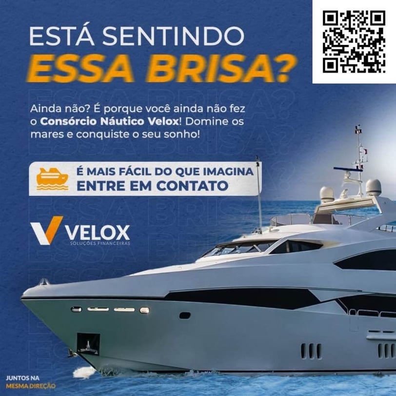 Lancha branca navegando em águas cristalinas ao entardecer, adquirida por meio de consórcio náutico