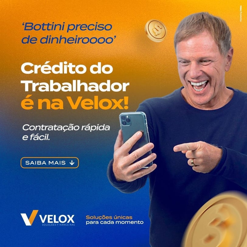 Homem sorrindo aponta para smartphone com informações de Crédito do Trabalhador da Velox em Palhoça