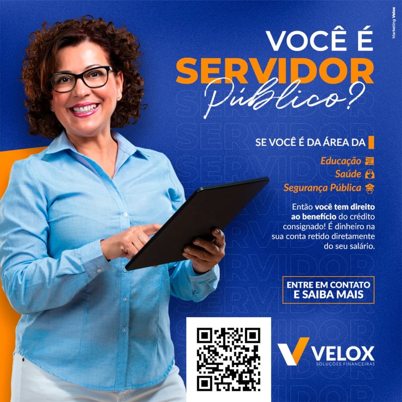 Funcionária Pública assinando contrato de empréstimo consignado com a velox financeira palhoça 