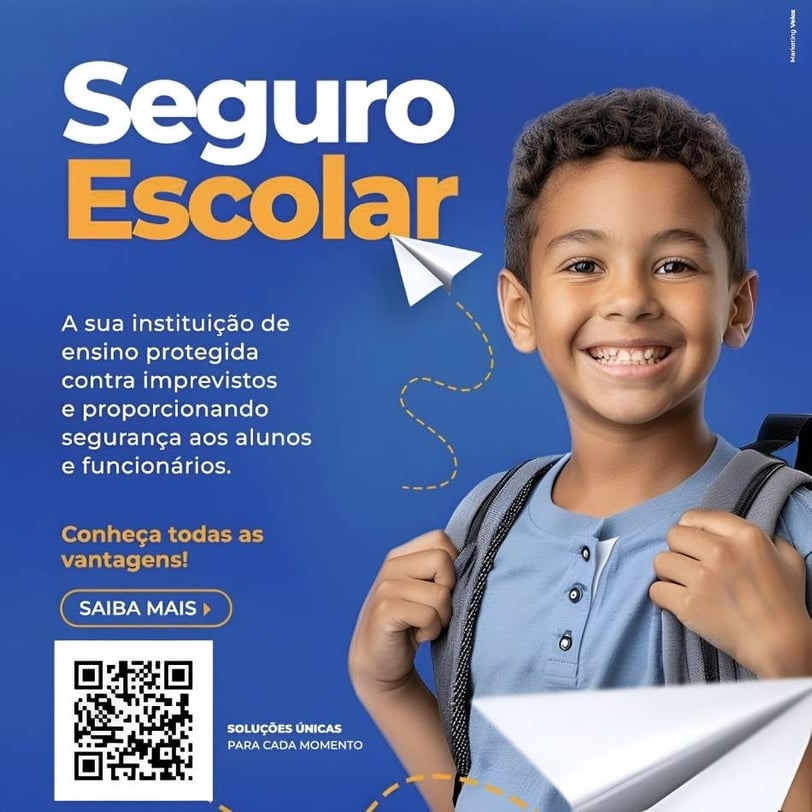 Criança alegre e segura por estudar em uma escola que tem Seguro Escolar  como Proteção