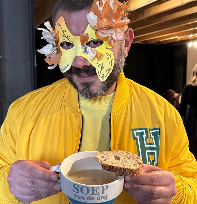 onion soup with mask