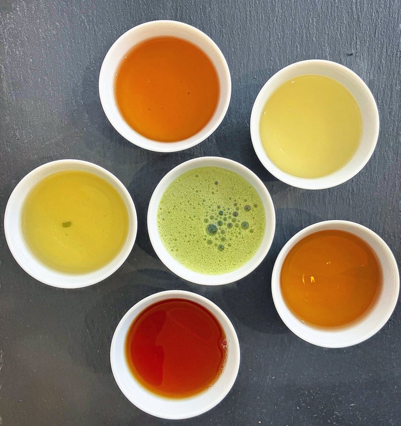 Tasses de thés avec des thés de différentes couleurs