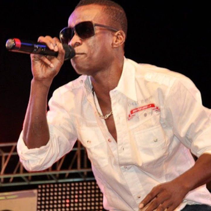 K.K Fosu singing on stage.