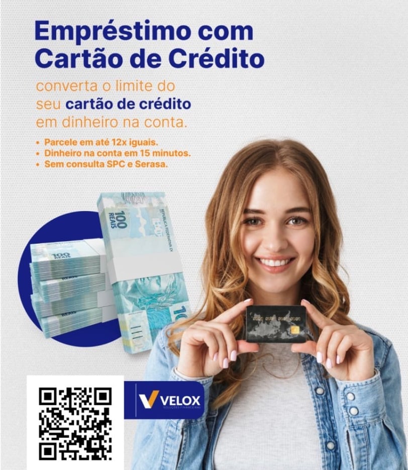 Mulher de Florianópolis feliz após realizar o empréstimo com cartão de crédito na Agência de Palhoça