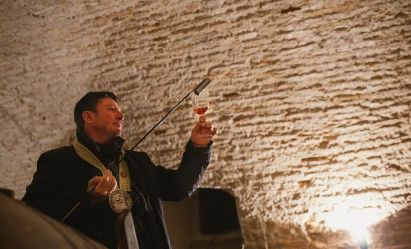Venenciando vino amontillado en Casa Palop