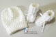 Bonnet et chaussons blancs tricotés main