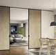 Paneles correderos para separar ambientes en espacios con madera natural y diseño contemporáneo