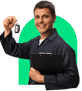 Homem de jaleco azul sorrindo e segurando uma chave em uma mão e uma prancheta na outra
