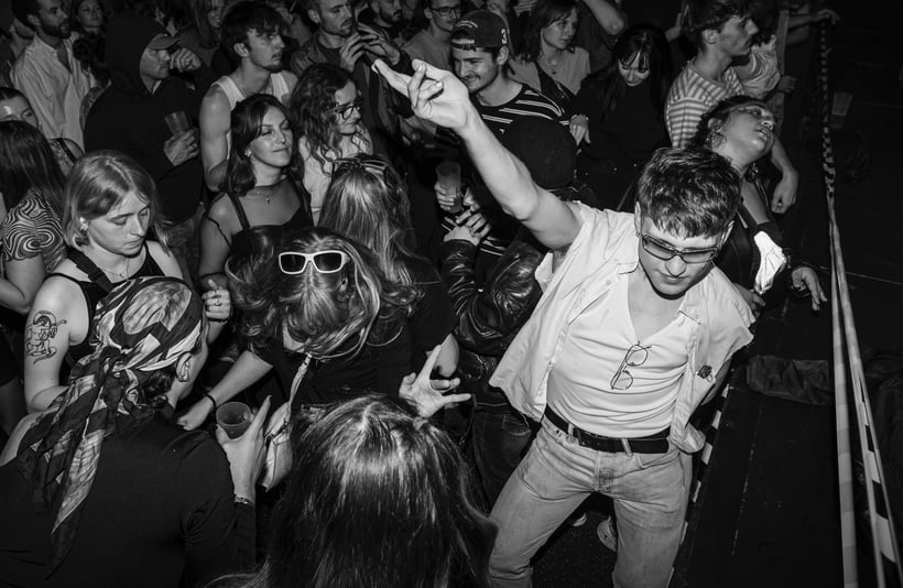 photographe-évènement-noir-et-blanc-public-qui-danse