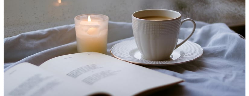 Libro abierto con citas inspiradoras y elementos que invitan a la reflexión