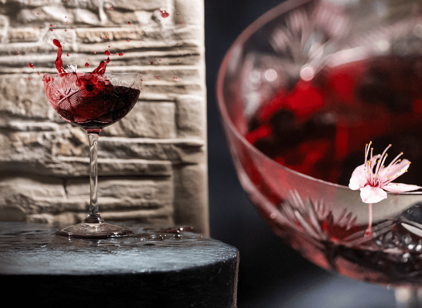 Calice di vino rosso in splash creativo fotografato da Gaudife a Bologna – still life emozionale per brand artigianali.