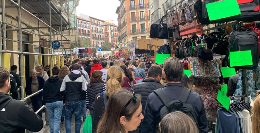 Multitud de personas en el Rastro