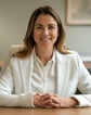 Médica sorridente olhando para câmera, feliz com o marketing médico