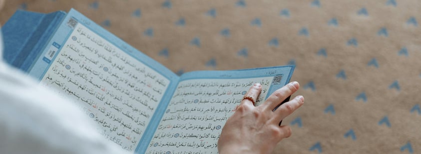 femme lisant un Coran bleu découverte du coran par annour