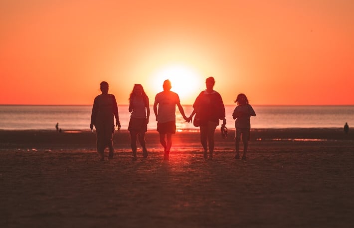 une famille face au coucher de soleil