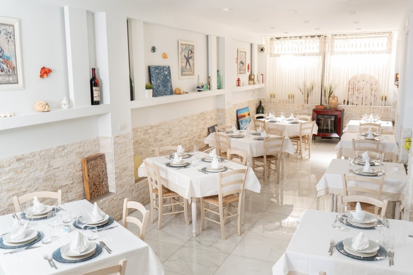 Interni del ristorante con tavoli e sedie