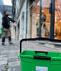 Agent de M & M Services Pro effectuant le nettoyage des sols dans un commerce à Rouen