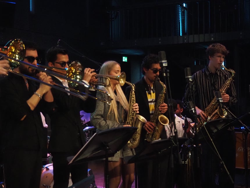 Vanilla Caliente performing live