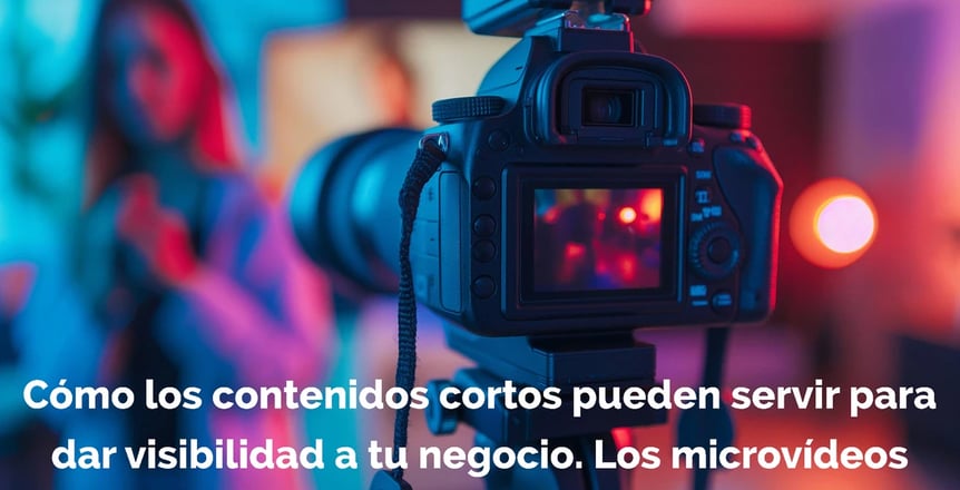 Cámara de fotos y vídeo grabando a una mujer