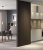 Soluciones para dividir ambientes con puertas de madera integradas en diseño contemporáneo