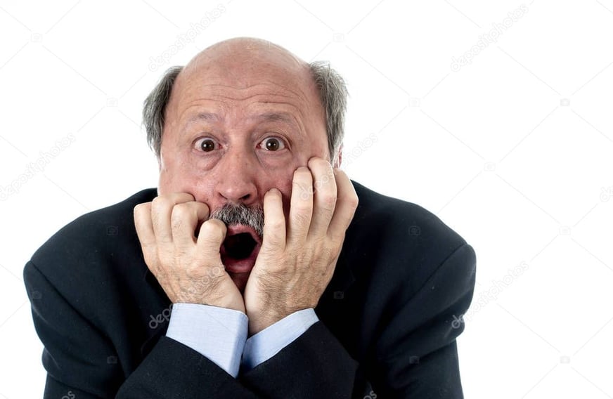 hombre mayor como desesperado gritando