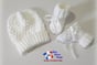 Bonnet et chaussons blancs tricotés main