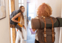 Amigas alojándose en un hostel