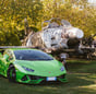 Lamborghini verde affianco a un caccia militare