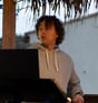 Tom Olympio créant une ambiance unique : DJ set vibrant aux platines en Provence-Alpes-Côte d'Azur.